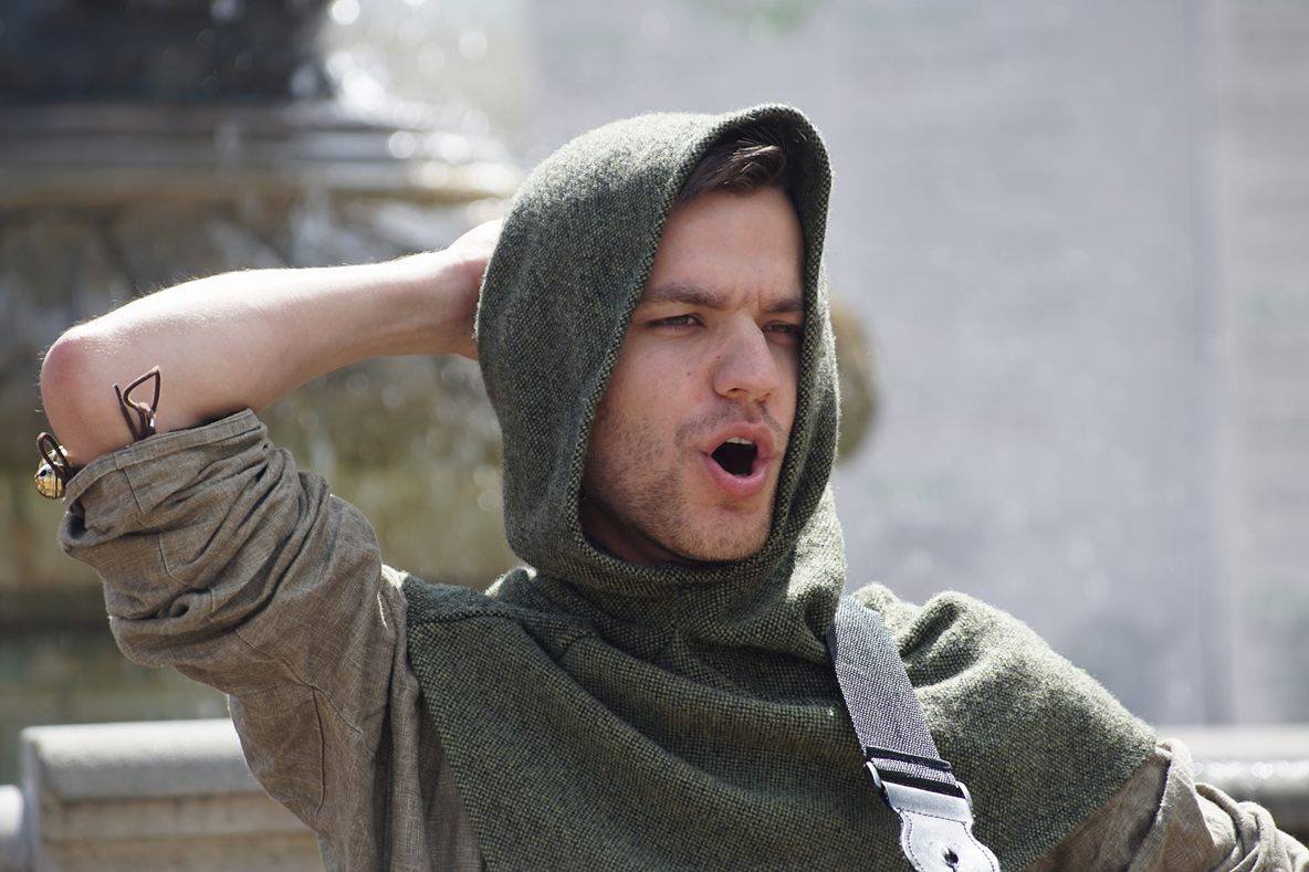 Maciej podczas prowadzenia koncertu